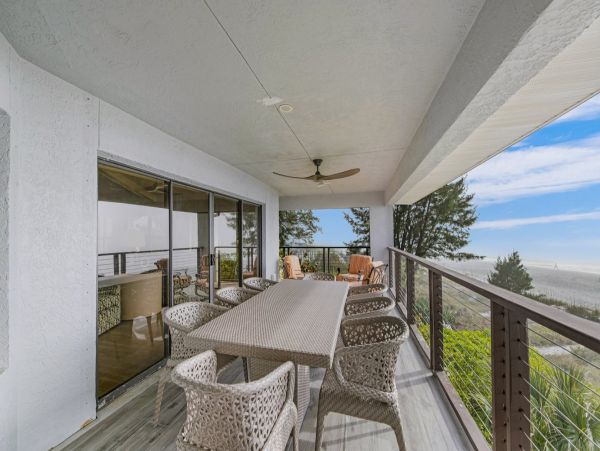 Luxury Penthouse directly on beach Top floor corner unit