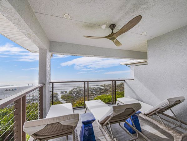 Luxury Penthouse directly on beach Top floor corner unit