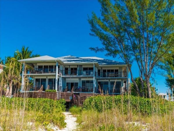 Luxury Penthouse directly on beach Top floor corner unit
