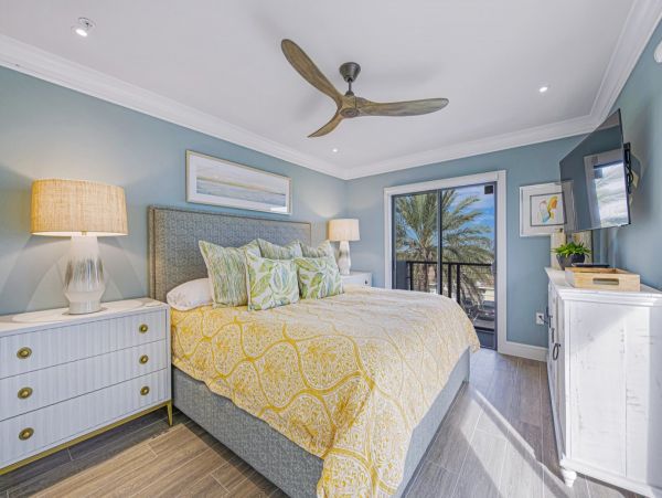 Luxury Penthouse directly on beach Top floor corner unit