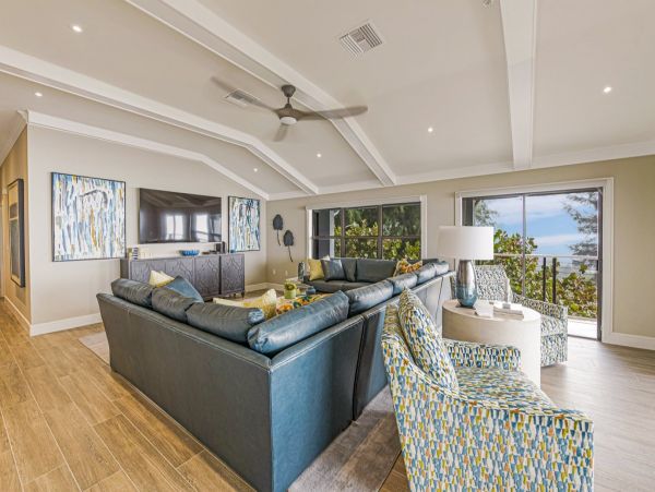 Luxury Penthouse directly on beach Top floor corner unit