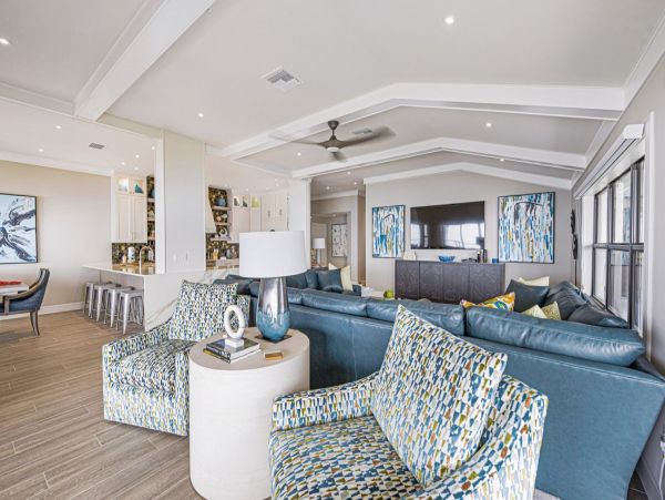 Luxury Penthouse directly on beach Top floor corner unit