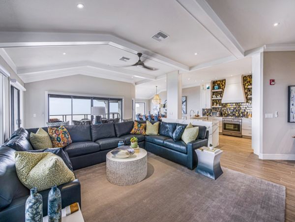 Luxury Penthouse directly on beach Top floor corner unit
