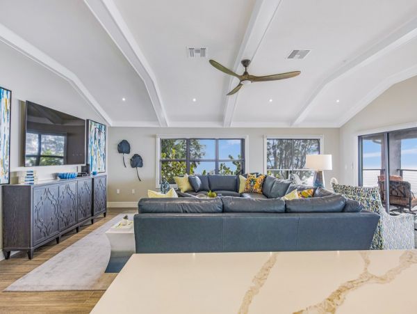 Luxury Penthouse directly on beach Top floor corner unit
