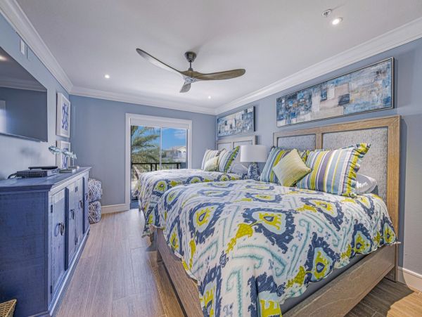 Luxury Penthouse directly on beach Top floor corner unit
