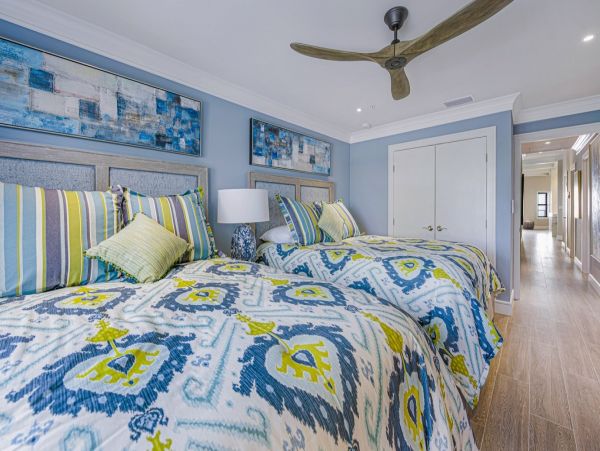 Luxury Penthouse directly on beach Top floor corner unit