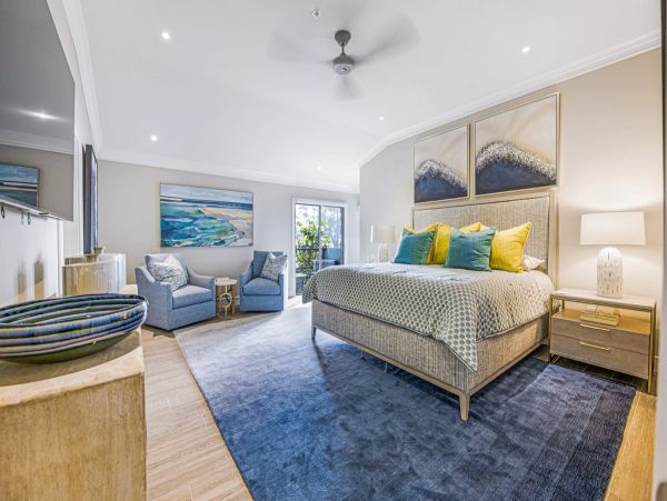 Luxury Penthouse directly on beach Top floor corner unit