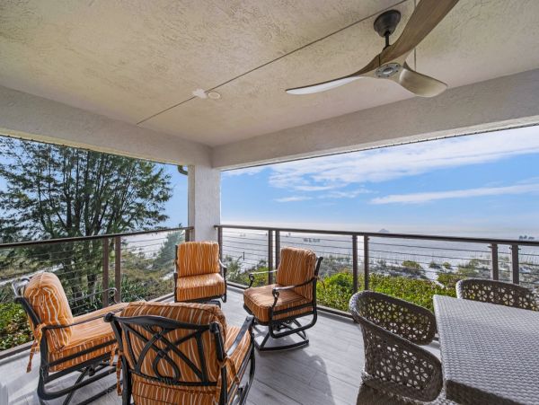 Luxury Penthouse directly on beach Top floor corner unit