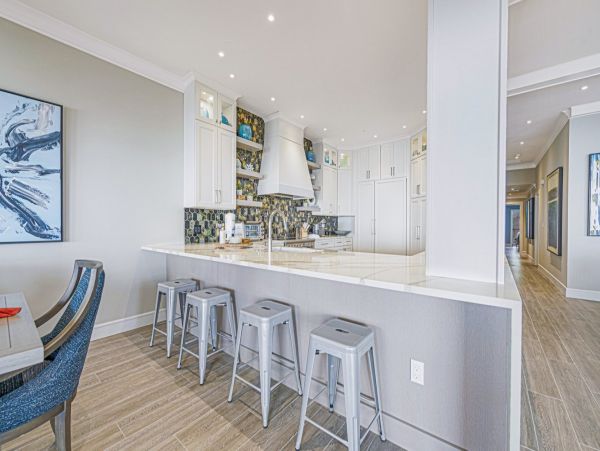 Luxury Penthouse directly on beach Top floor corner unit