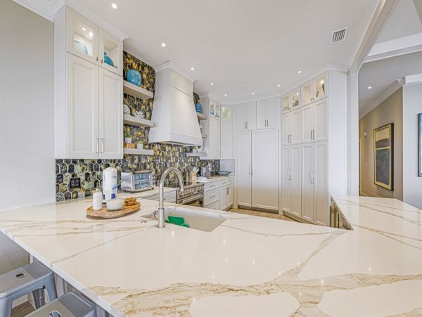 Luxury Penthouse directly on beach Top floor corner unit
