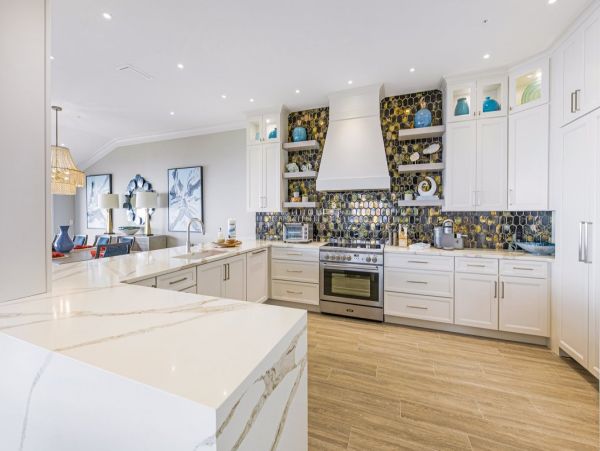 Luxury Penthouse directly on beach Top floor corner unit