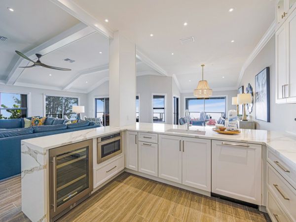 Luxury Penthouse directly on beach Top floor corner unit