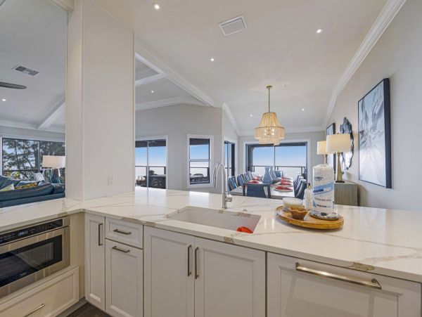 Luxury Penthouse directly on beach Top floor corner unit