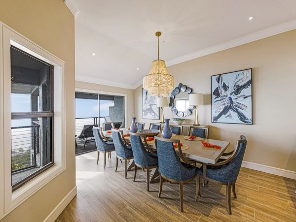 Luxury Penthouse directly on beach Top floor corner unit