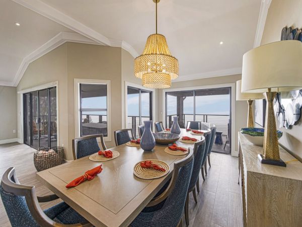 Luxury Penthouse directly on beach Top floor corner unit