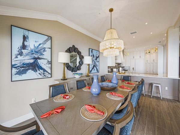 Luxury Penthouse directly on beach Top floor corner unit