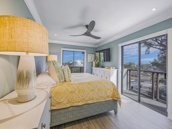 Luxury Penthouse directly on beach Top floor corner unit