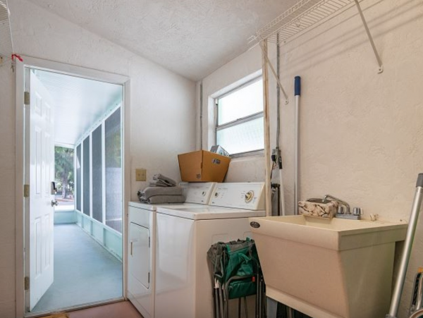 Cute one bedroom duplex steps to beach