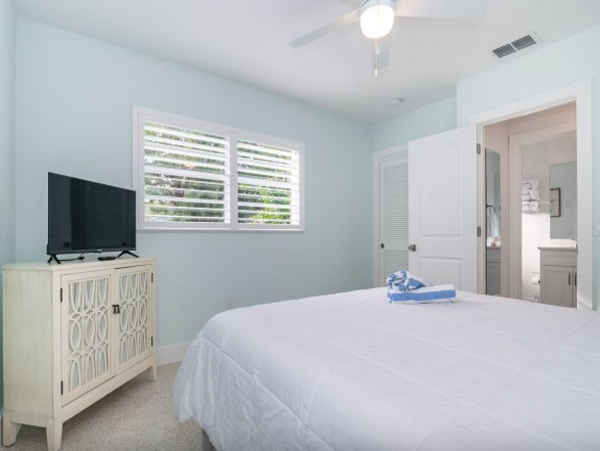 Cute one bedroom duplex steps to beach