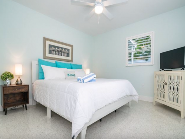 Cute one bedroom duplex steps to beach