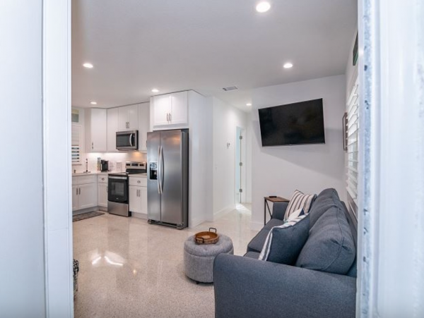Cute one bedroom duplex steps to beach