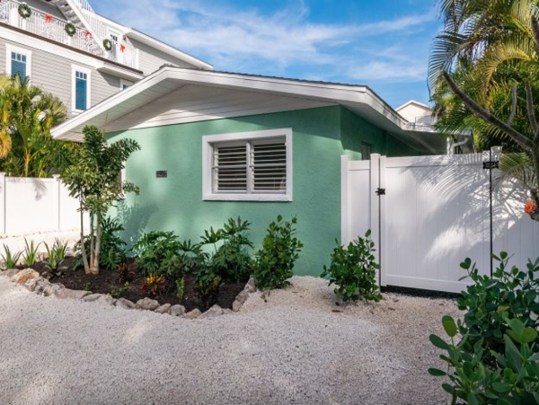 Cute one bedroom duplex steps to beach