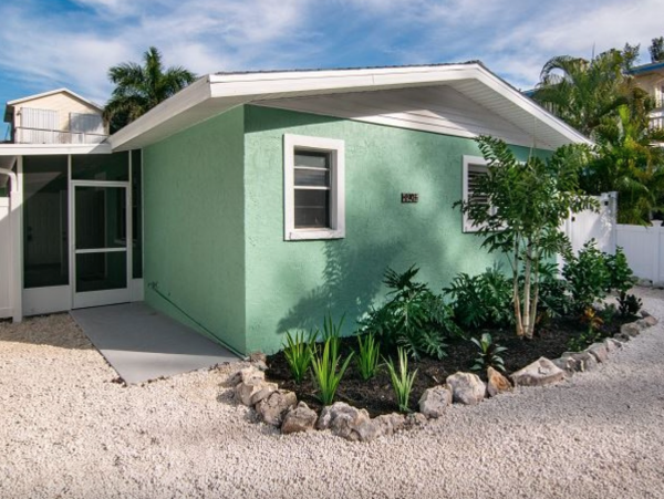 Cute one bedroom duplex steps to beach
