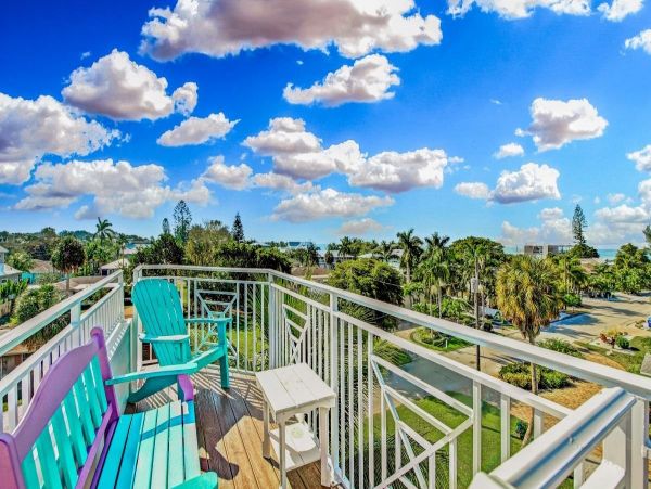 Six Bedroom Gorgeous Pool Vacation Home in Holmes Beach