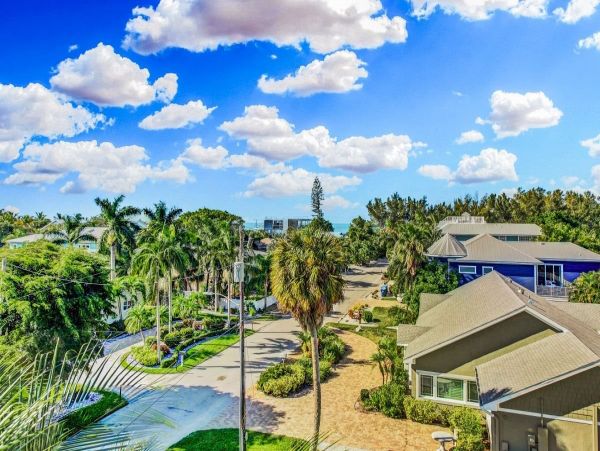 Six Bedroom Gorgeous Pool Vacation Home in Holmes Beach