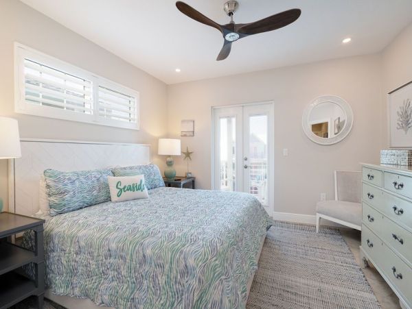 Six Bedroom Gorgeous Pool Vacation Home in Holmes Beach