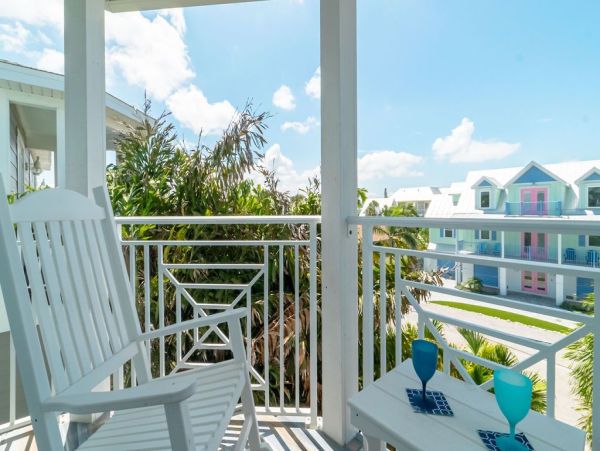 Six Bedroom Gorgeous Pool Vacation Home in Holmes Beach