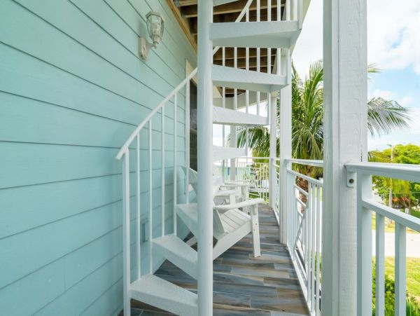 Six Bedroom Gorgeous Pool Vacation Home in Holmes Beach