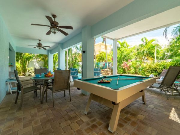 Six Bedroom Gorgeous Pool Vacation Home in Holmes Beach