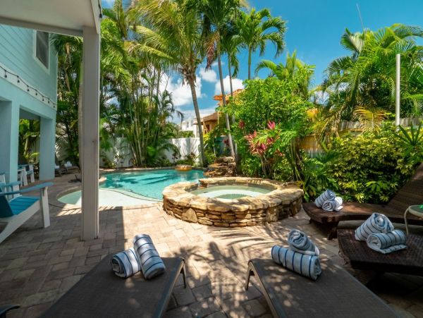 Six Bedroom Gorgeous Pool Vacation Home in Holmes Beach