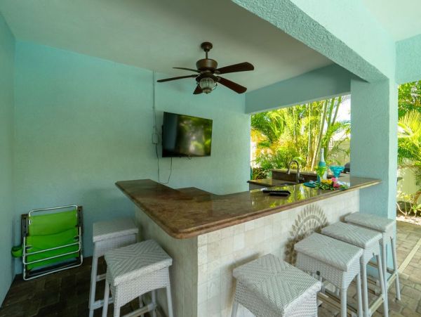 Six Bedroom Gorgeous Pool Vacation Home in Holmes Beach