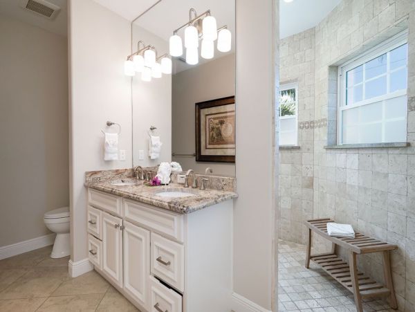 Six Bedroom Gorgeous Pool Vacation Home in Holmes Beach