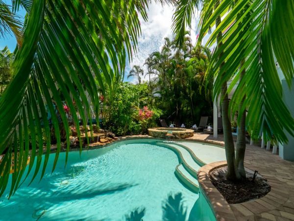 Six Bedroom Gorgeous Pool Vacation Home in Holmes Beach