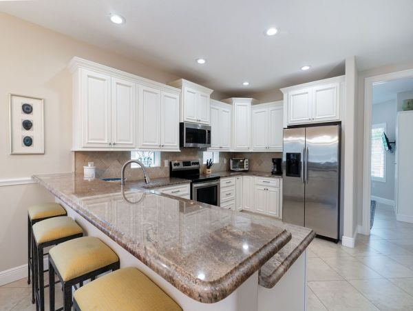 Six Bedroom Gorgeous Pool Vacation Home in Holmes Beach
