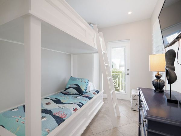 Six Bedroom Gorgeous Pool Vacation Home in Holmes Beach