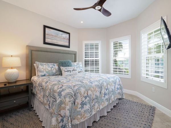 Six Bedroom Gorgeous Pool Vacation Home in Holmes Beach