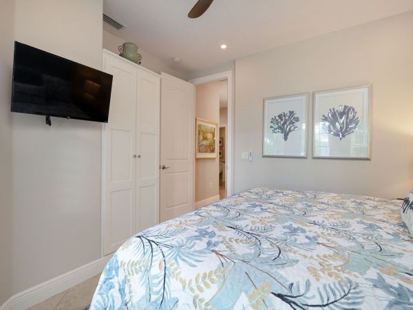Six Bedroom Gorgeous Pool Vacation Home in Holmes Beach