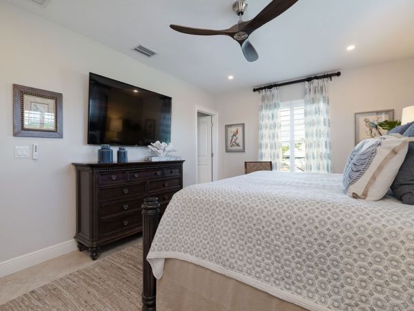 Six Bedroom Gorgeous Pool Vacation Home in Holmes Beach