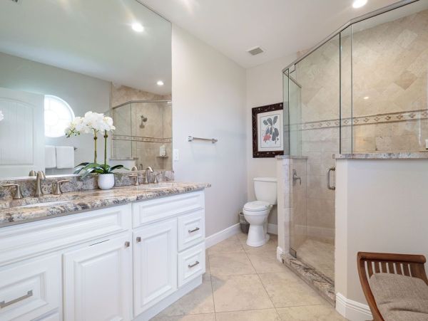 Six Bedroom Gorgeous Pool Vacation Home in Holmes Beach