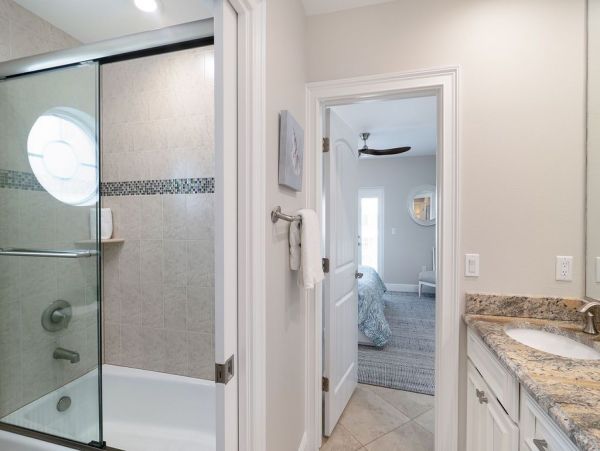Six Bedroom Gorgeous Pool Vacation Home in Holmes Beach