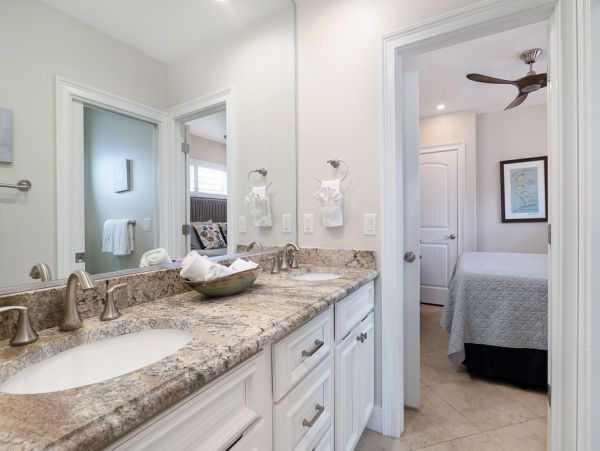 Six Bedroom Gorgeous Pool Vacation Home in Holmes Beach