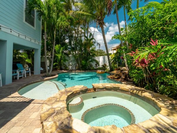Six Bedroom Gorgeous Pool Vacation Home in Holmes Beach