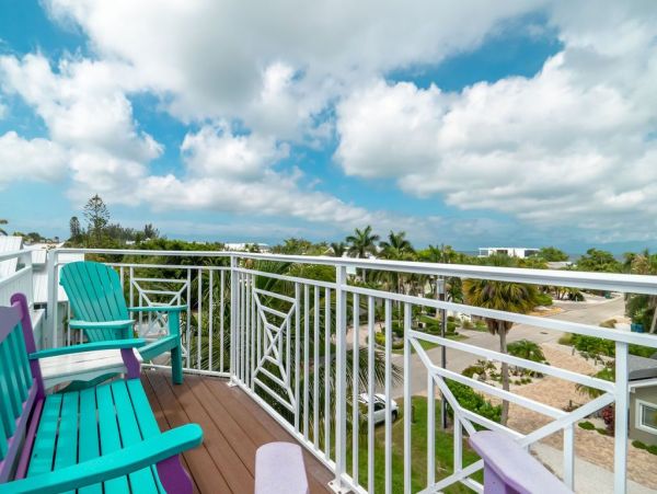 Six Bedroom Gorgeous Pool Vacation Home in Holmes Beach