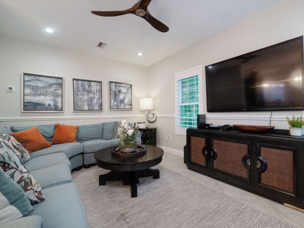 Six Bedroom Gorgeous Pool Vacation Home in Holmes Beach
