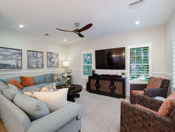 Six Bedroom Gorgeous Pool Vacation Home in Holmes Beach
