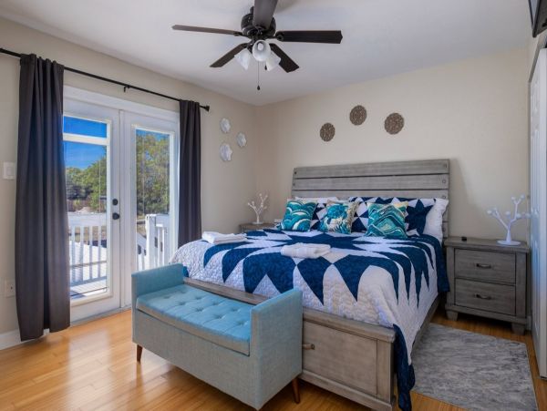 Three bedroom Private Home with Salt Water Pool